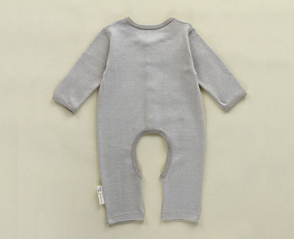 寶巢yinge連體服背面