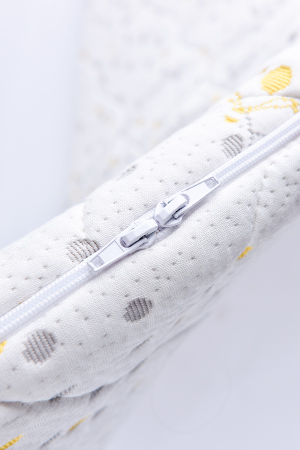 芬可嬰童床墊 海綿寶寶圖案 拉鏈細(xì)節(jié)