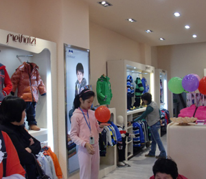 ������ͯ�b�K���T��չʾ